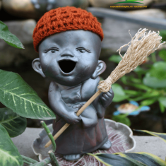 Gốm Sứ Cao Cấp Thailand Chú Tiểu Quét Lá Đa - MS3
