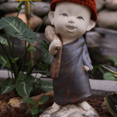 Gốm Sứ Cao Cấp Thailand Chú Tiểu Đứng Tản Đá - MS07